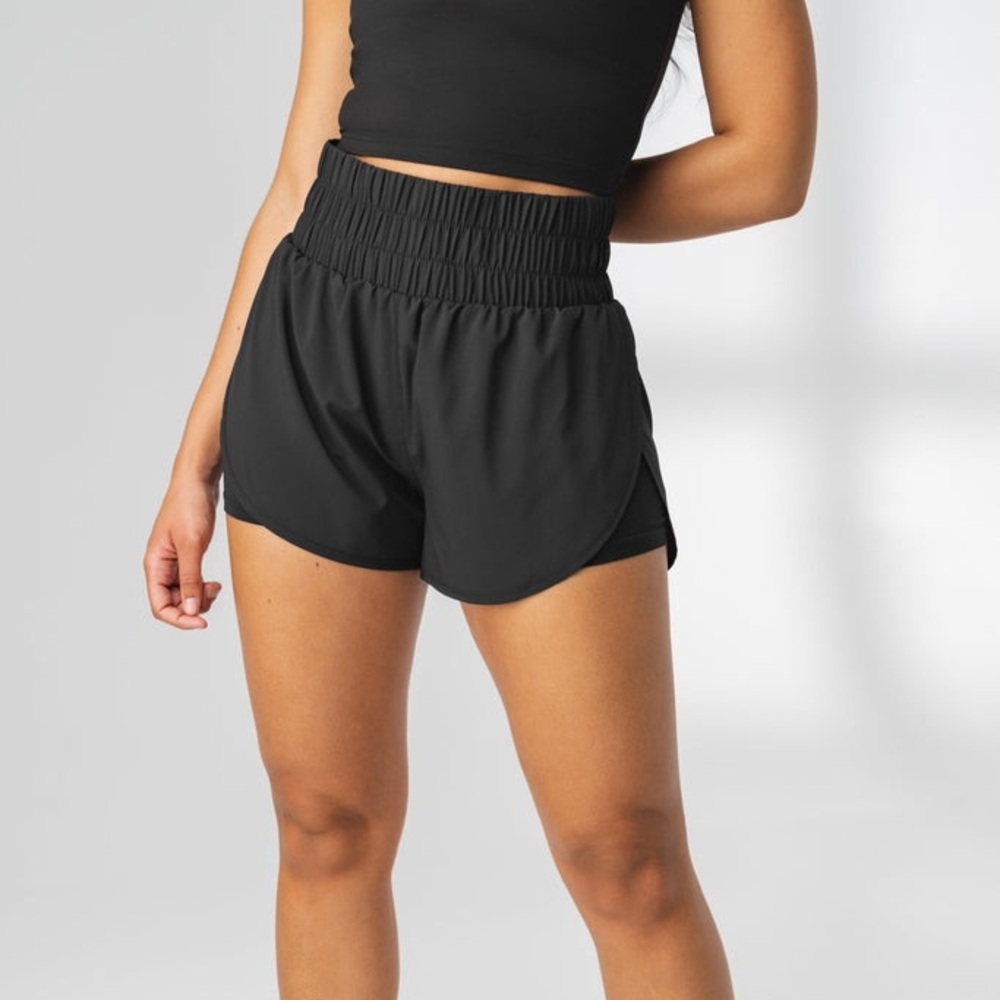 BALANCE ATHLETICA - Vista Shorts in black.